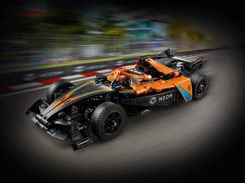 Конструктор LEGO Technic 42169 Гоночная машина NEOM McLaren Formula E, 452 дет. — фото 1