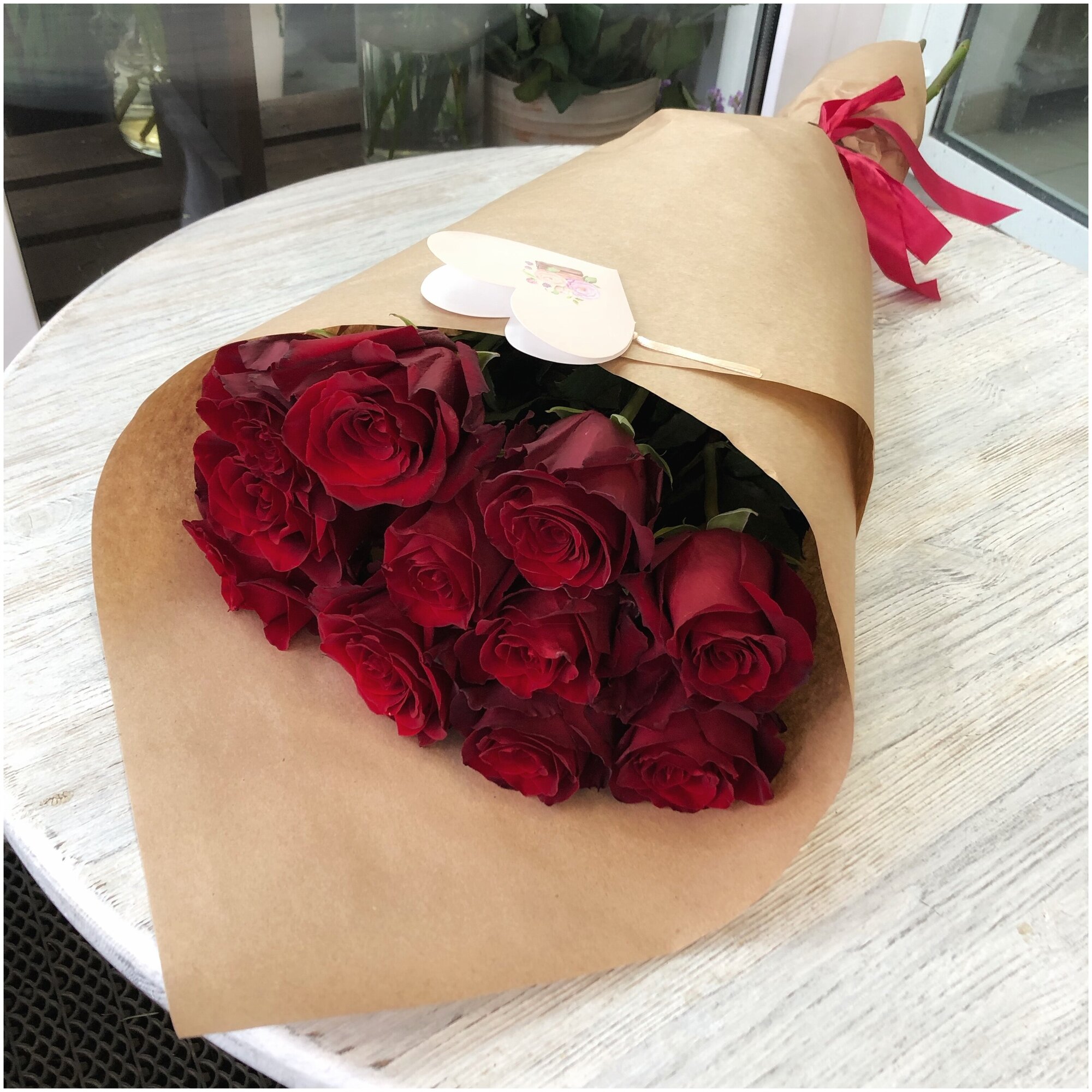 Красные розы 11 штук сорт Explorerl (70 см) премиального качества в крафтовой бумаге