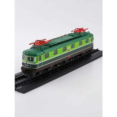 Модель коллекционная Пассажирский электровоз ЧС2 (Наши поезда #17) *рельса в комплект не входит