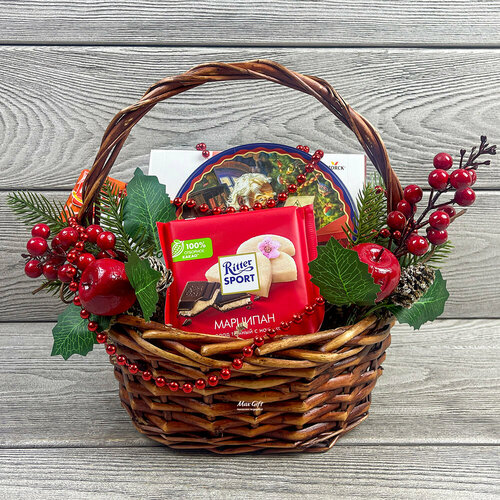 Подарочная корзина «Праздник ёлки» / Подарки на Новый год / Подарочный набор на Новый год