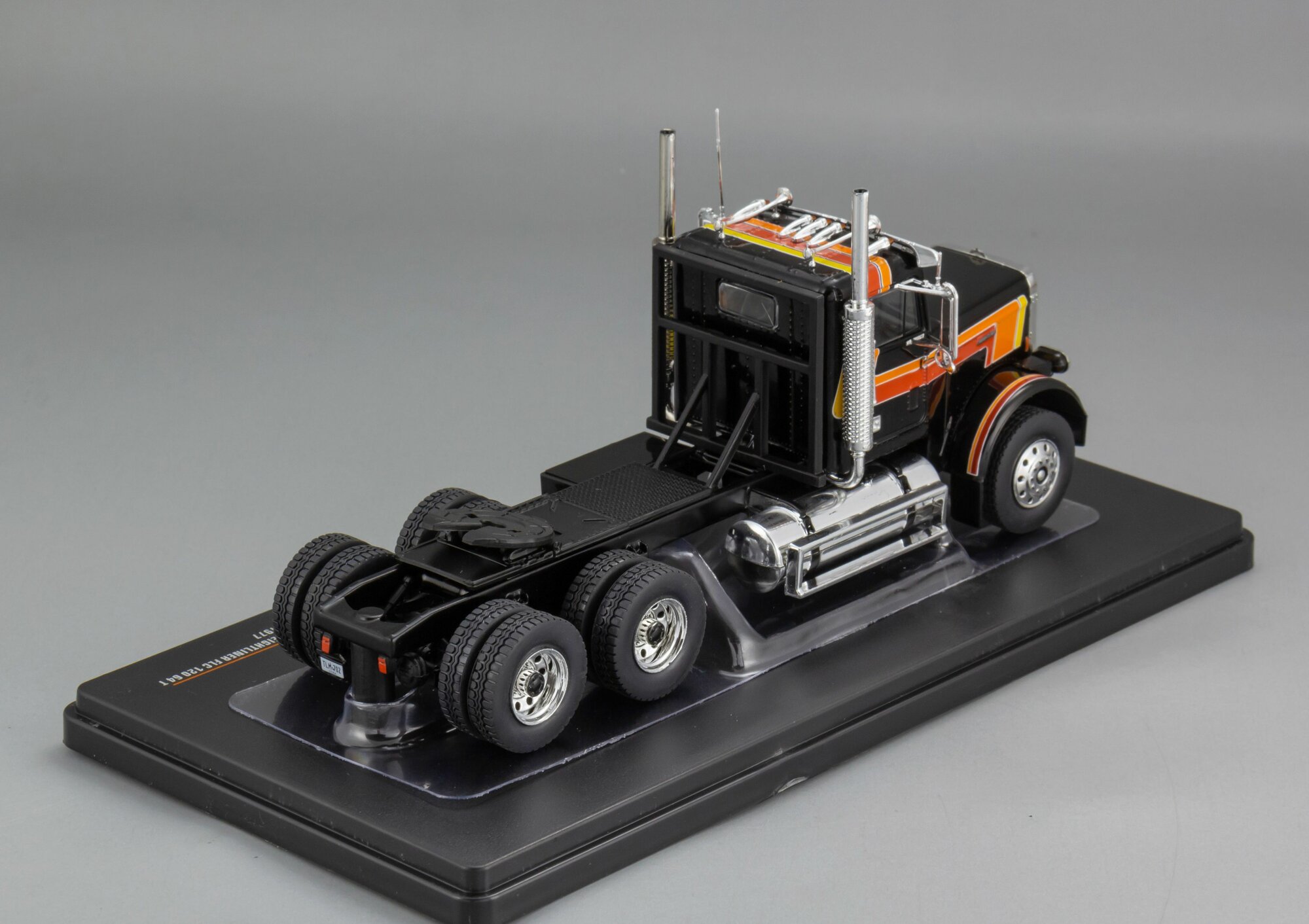 Коллекционная масштабная модель 1:43 Freightliner FLC 120 64 T - 1977 от IXO — фото 1