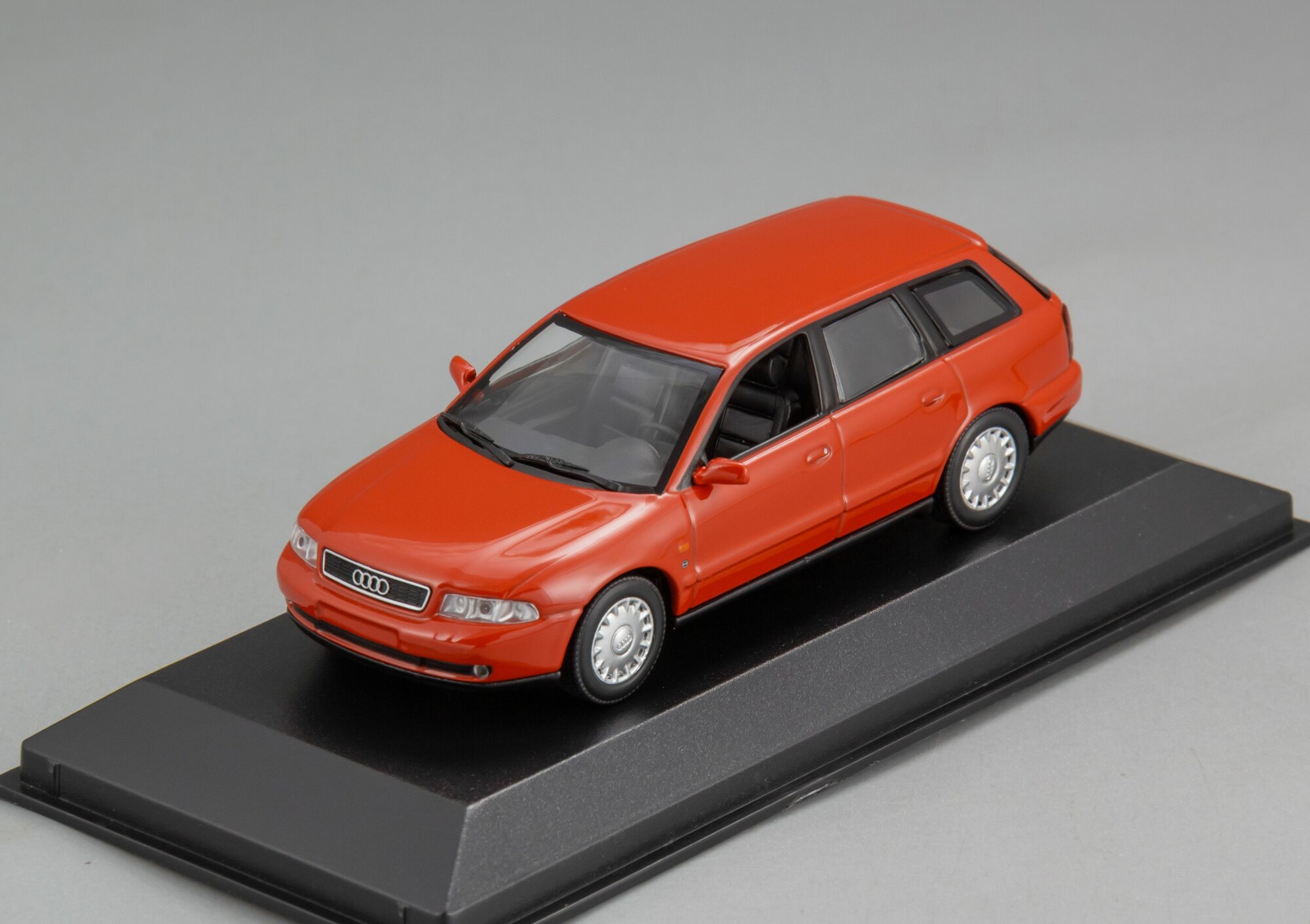 Коллекционная масштабная модель 1:43 Audi A4 Avant – 1995 от Maxichamps
