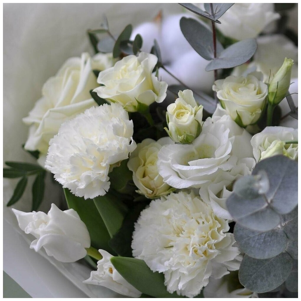 Авторский букет белый "Чистые чувства " с белыми розами и тюльпанами