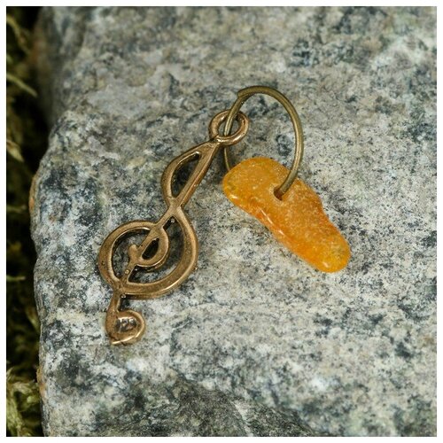 фото Брелок-талисман "скрипичный ключ", натуральный янтарь gorodok