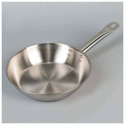 Сковорода Общепит d 24 см корпус 06 мм дно 35 мм с теплораспределительным слоем металлическая ручка индукция цвет хромированный 2231₽