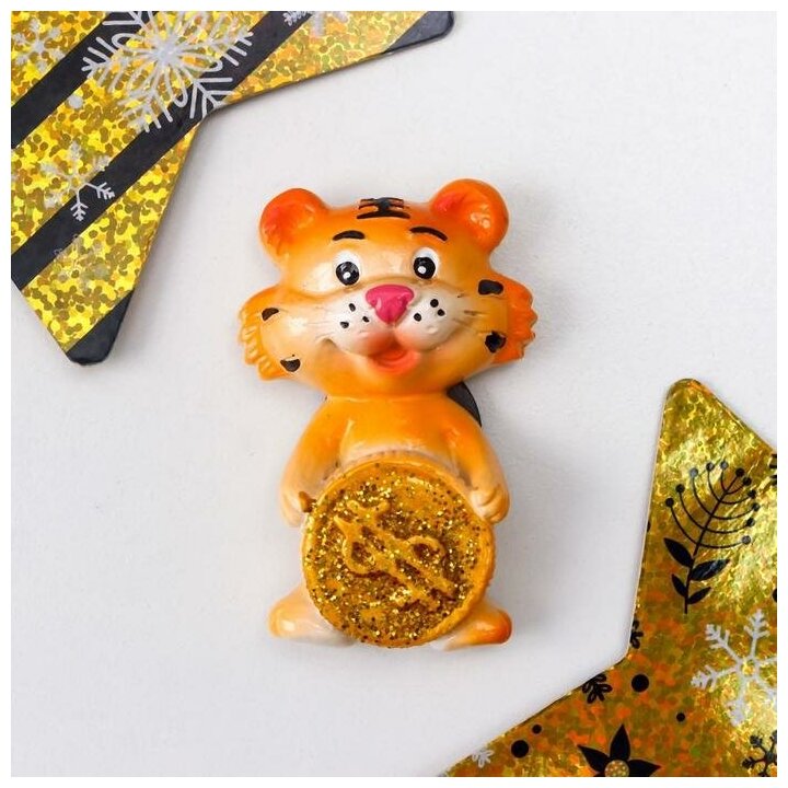Магнит полистоун "Тигруша с золотой монетой" микс 5,5х4 см - фотография № 2