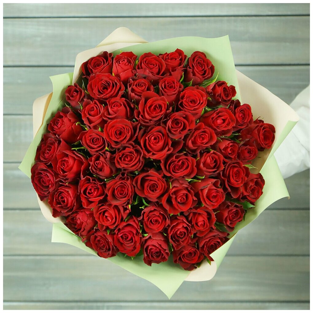 Букет живых цветов из 51 красной розы 40см в упаковке