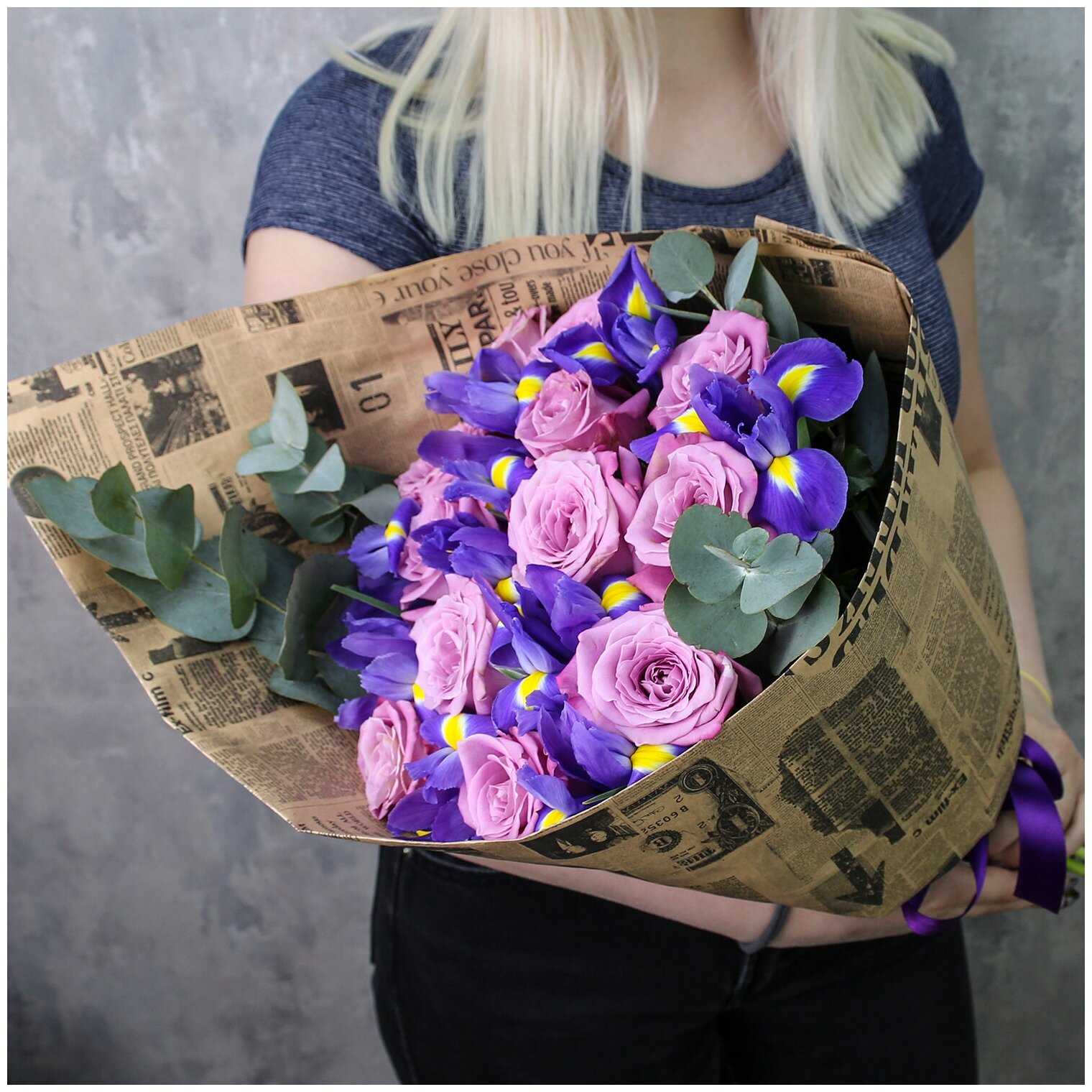 Цветы живые букет из фиолетовых роз и синих ирисов "Утро в Венеции"