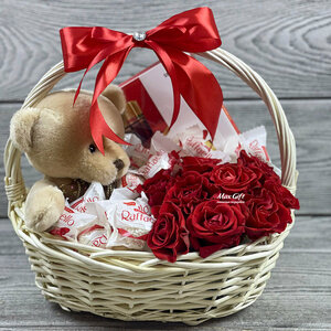 Подарочная корзина с цветами «Гламур» / Букет из роз в корзине