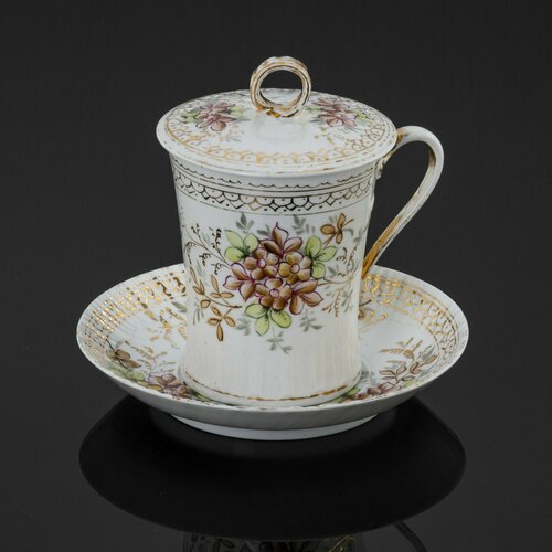 Бокал заварочный с крышкой и блюдцем, украшенный изображением цветов, фарфор