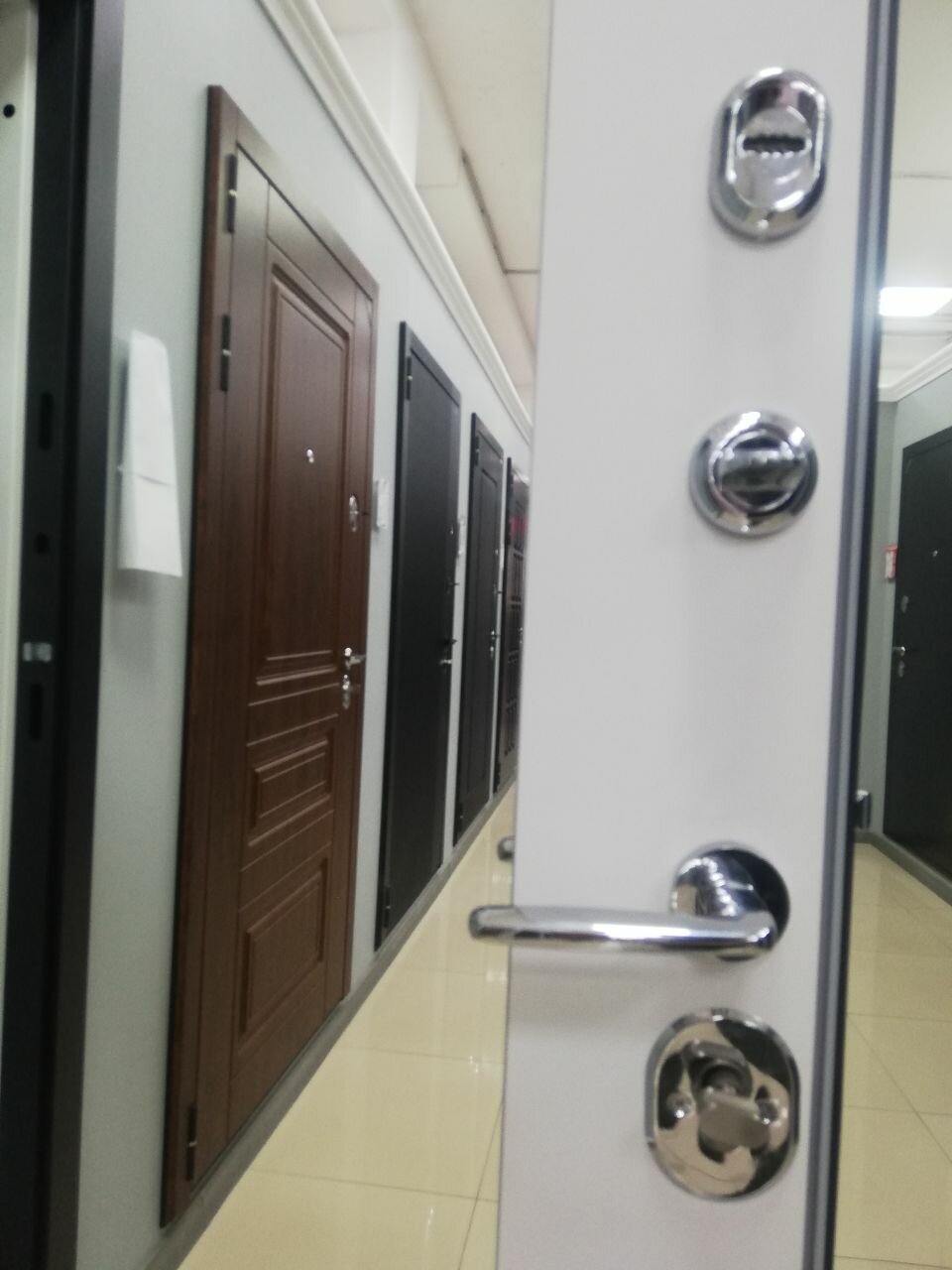 Входная дверь МДФ/мдф-зеркало Нуар ,960x2050мм,Черный кварц/Белый матовый. Правая. - фотография № 6