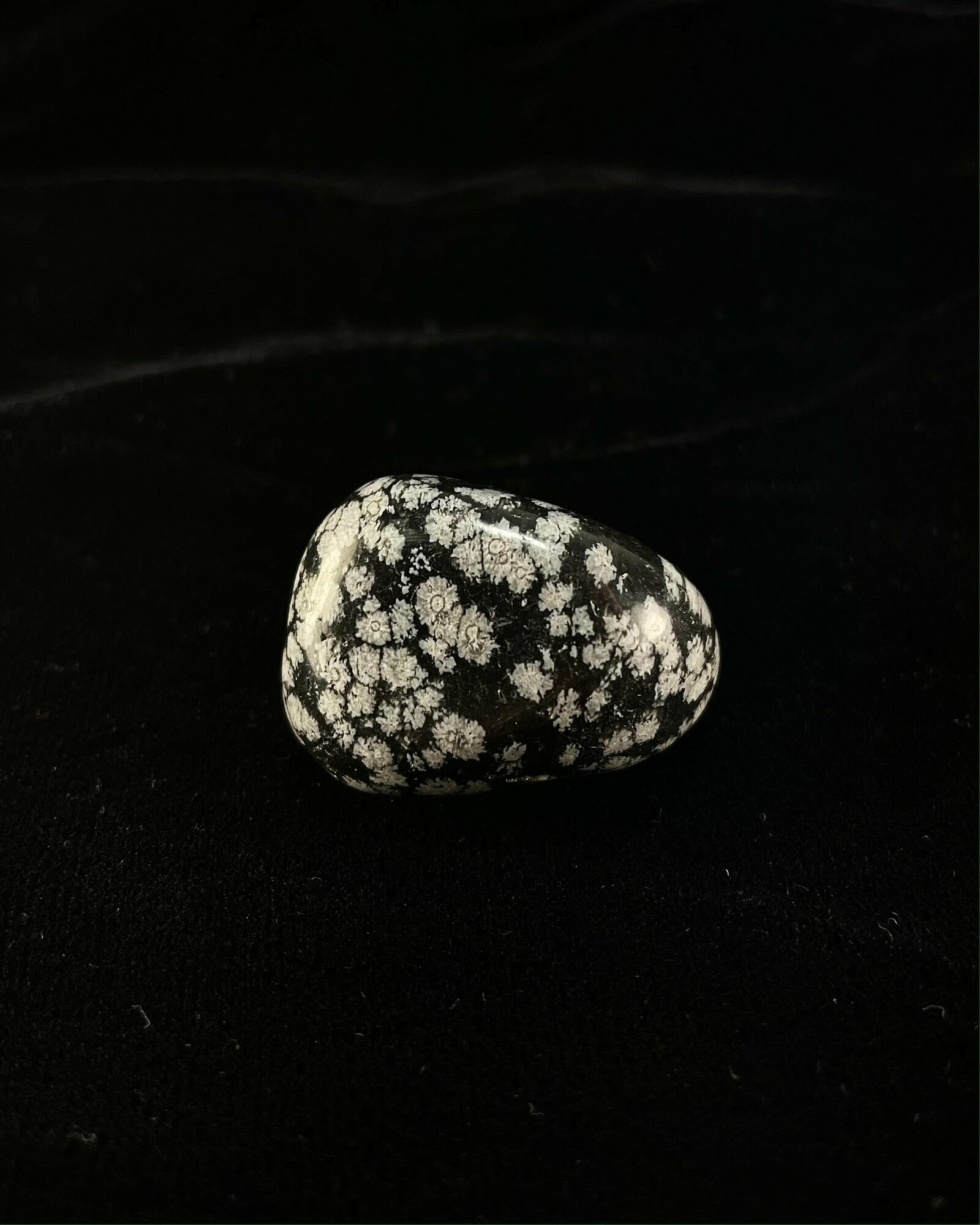Оберег, амулет из натурального камня самоцвет Снежный обсидиан, галтовка, поможет воплотить в реальность заветные желания, 2,5-3 см, 1 шт
