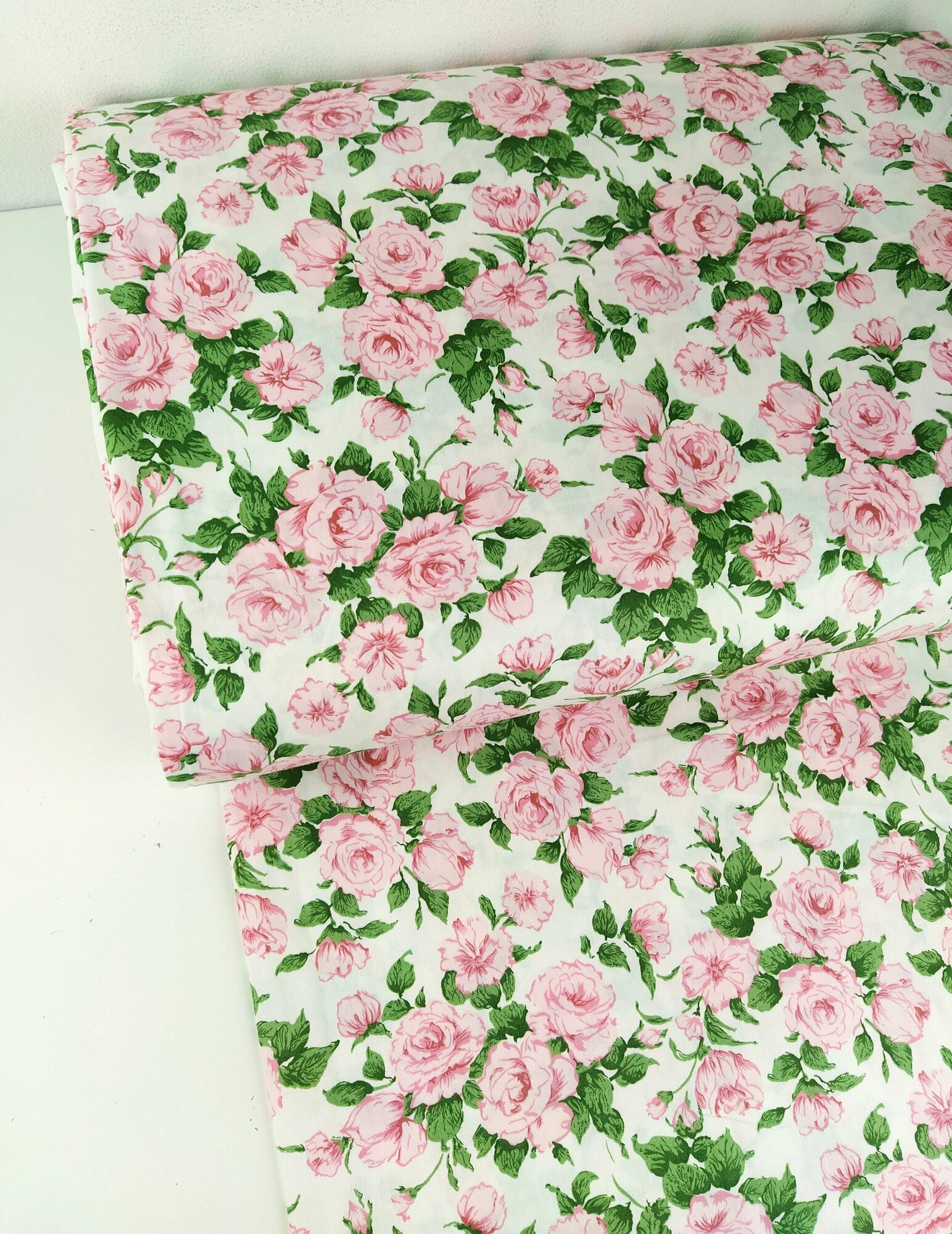 Ткань Сатин. 100% хлопок, Китай. Цветы розы, розовые на белом, ширина 160 см, 1 метр
