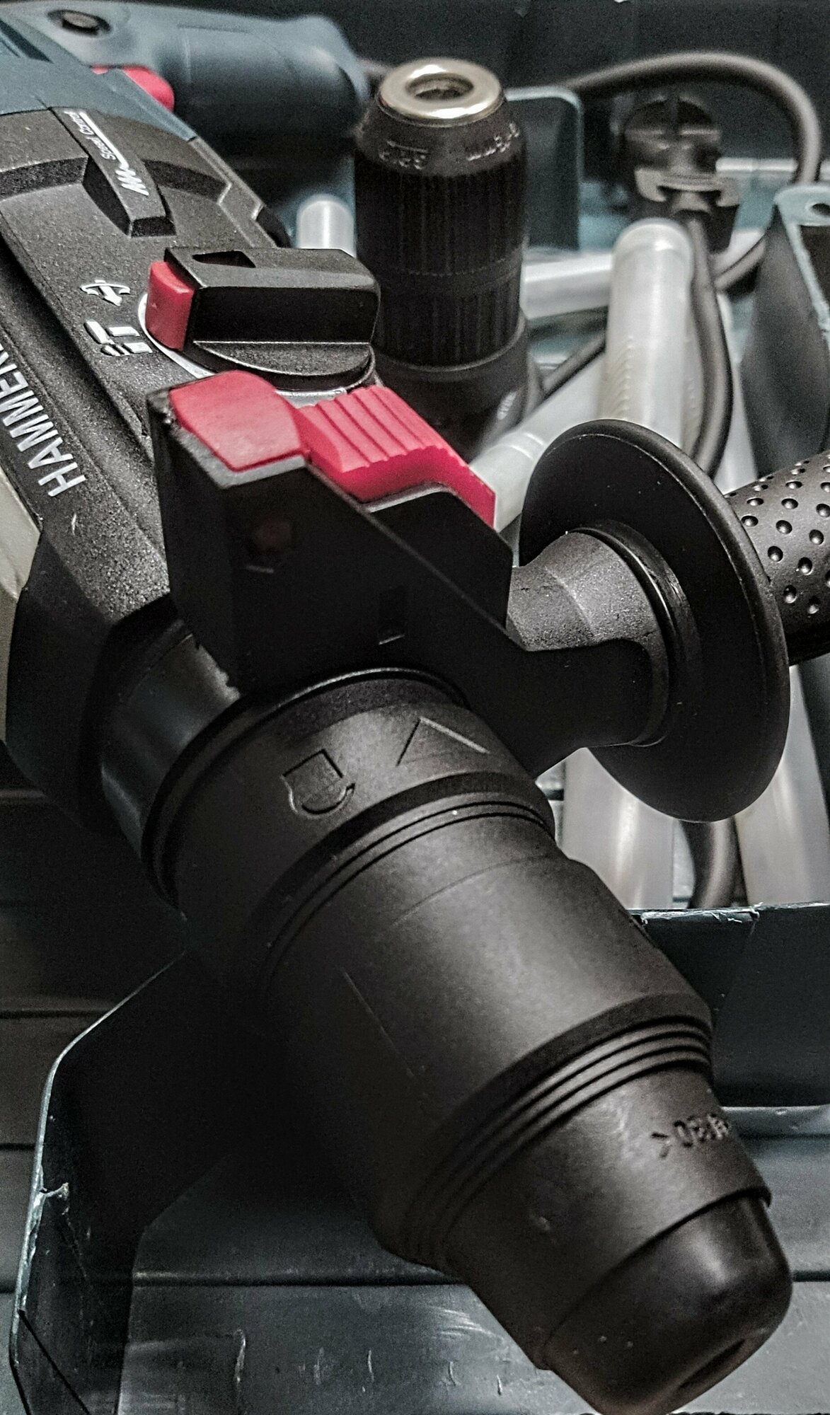 Профессиональный ударный перфоратор GBH 2-28 DFV HAMMER DRILL с быстрозажимным sds-plus патроном и сменной головкой под дрель