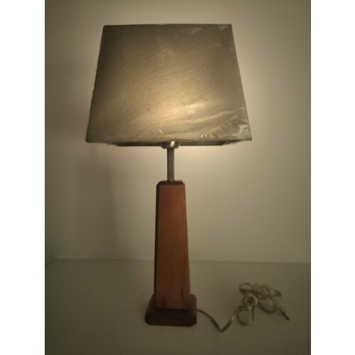 Лампа настольная Trapezio Cerejeira (Paulo Coelho, Португалия) высотой 52 см с абажуром из ткани золотистого цвета