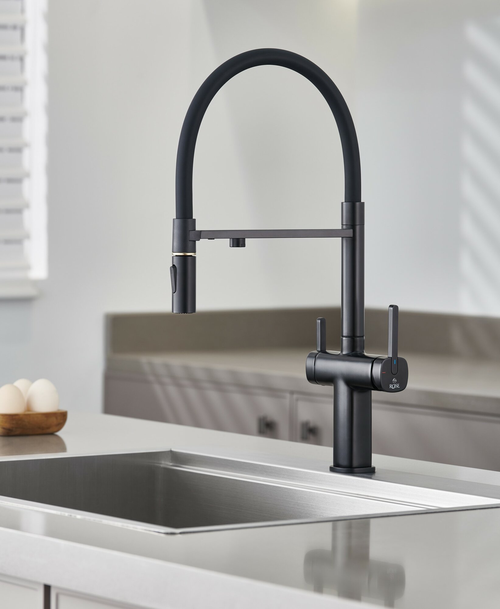 Смеситель для кухни с гибким изливом и подключением фильтра Rose R358H черный