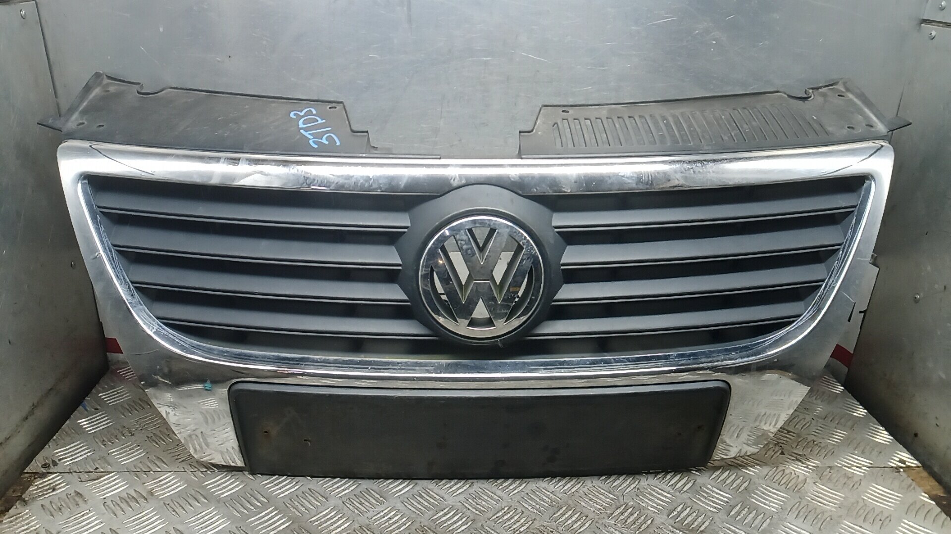 Решетка радиатора Volkswagen Passat 6 3C0853651AD