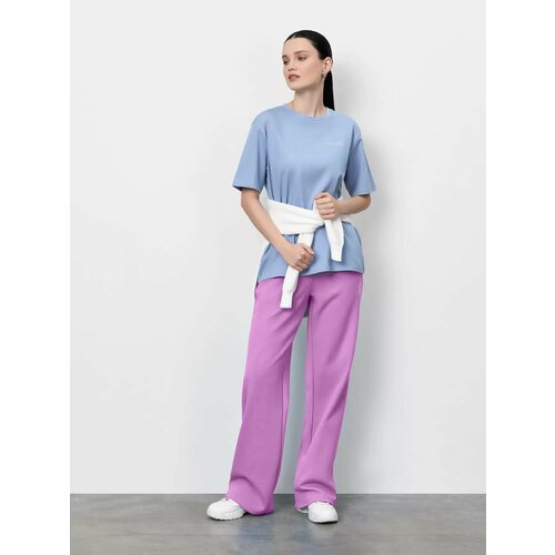 фото Брюки спортивные just clothes сиреневый. декор термологотип. карманы спереди 2 б/заст, сзади нет. пояс резинка+утяг шнурок. д 109с, размер xs, сиреневый