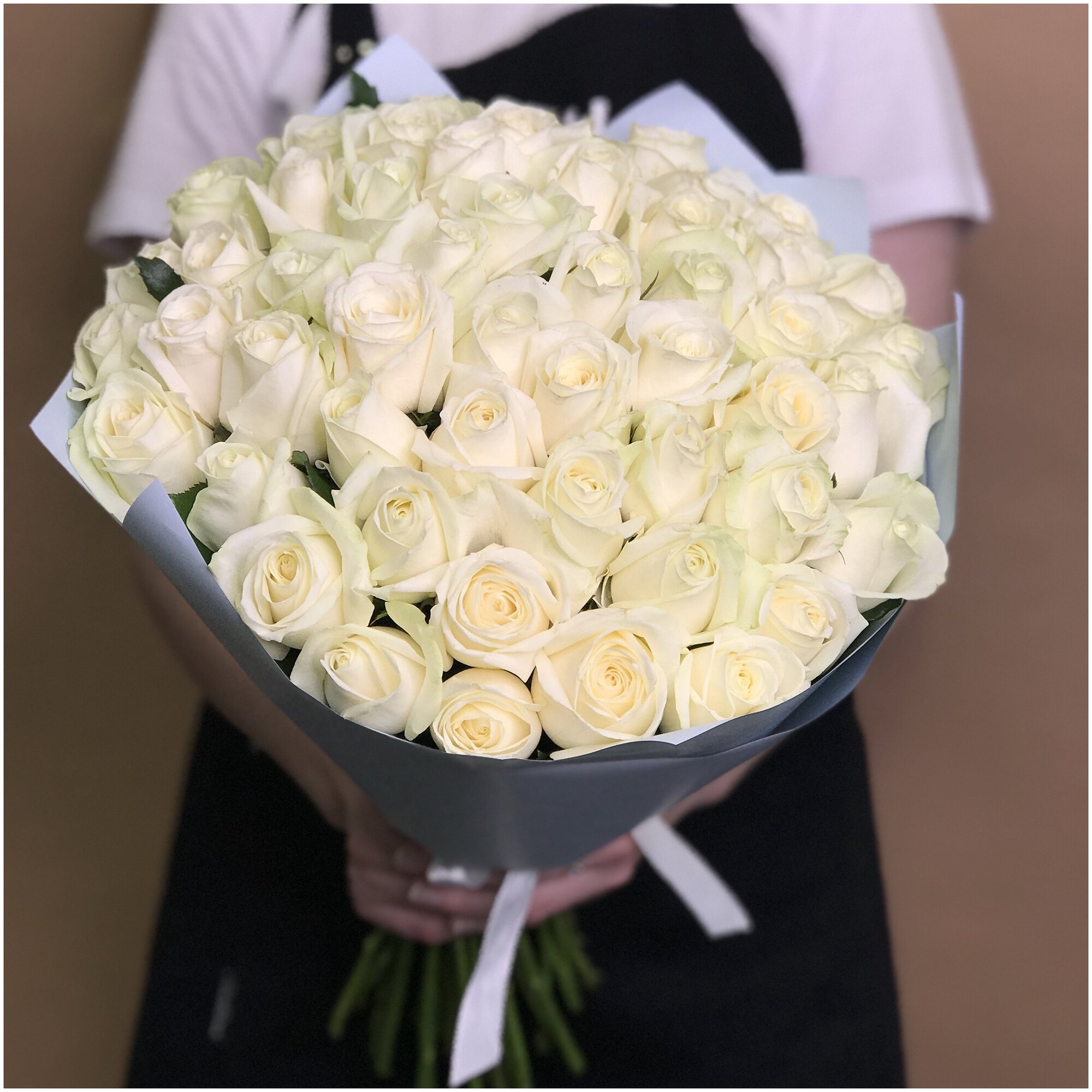 Цветы живые букет из 51 белой розы 40 см в упаковке от Flor2u