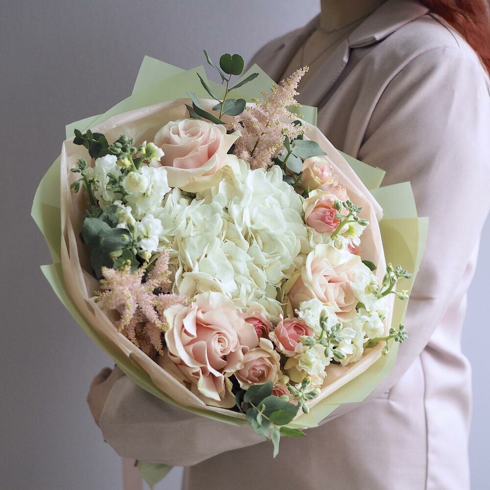 Венецианская оранжерея с гортензией розами и астильбой