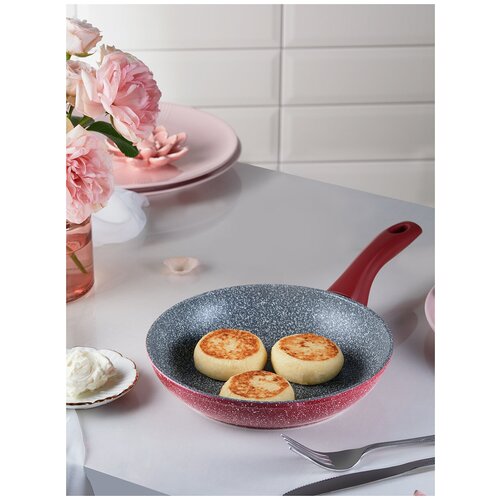 фото Сковорода антипригарная 20 см moulin villa raspberry rsb-20-i / для завтраков / для блинов, оладий, жарки, приготовления блюд / индукция