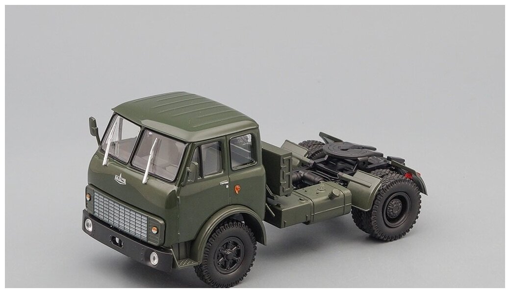 Масштабная модель 1/43 МАЗ 5429 седельный тягач, хаки