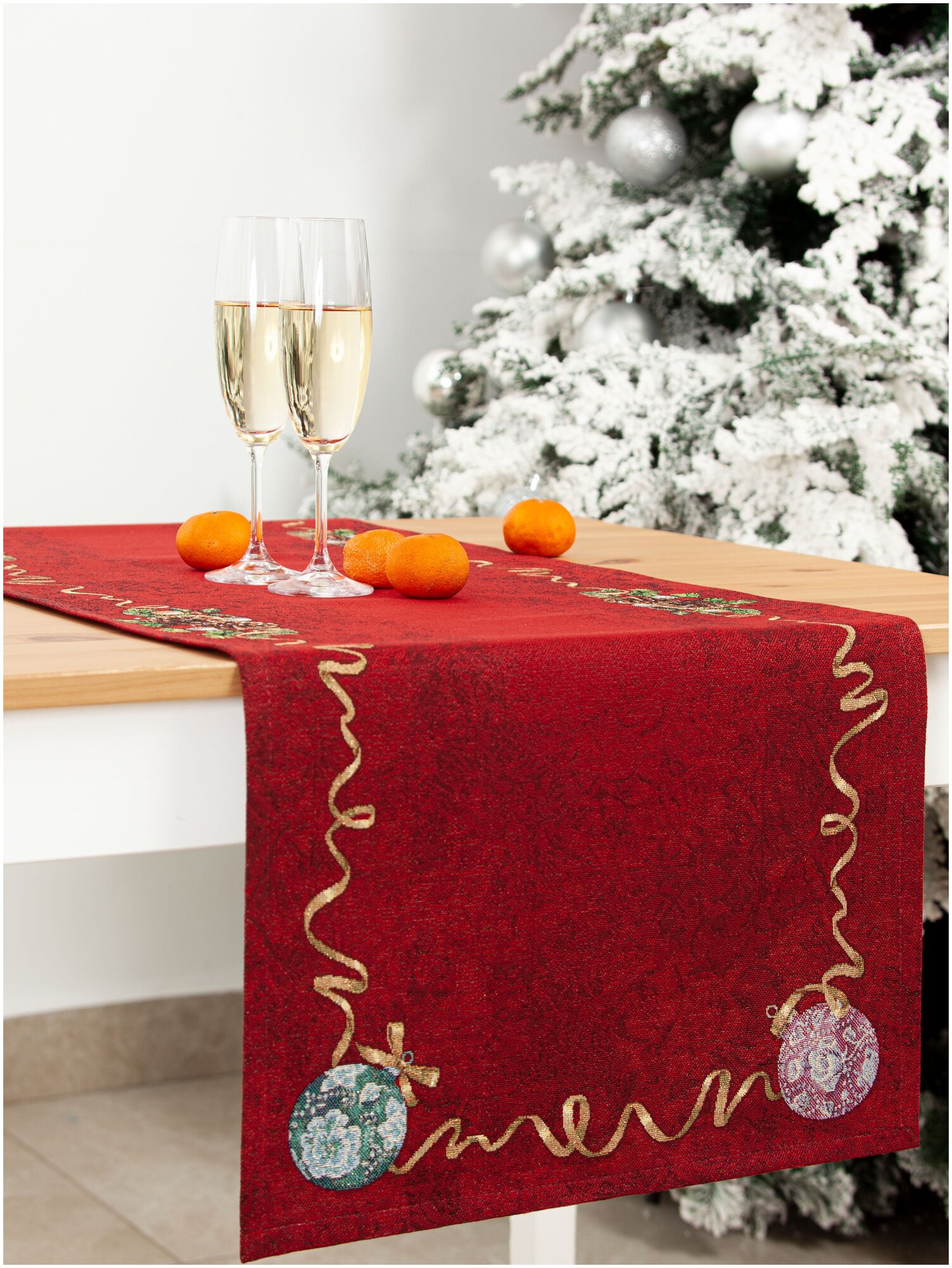 Дорожка для стола Le Gobelin Венок из нобилиса красный фон 45х140 см золото