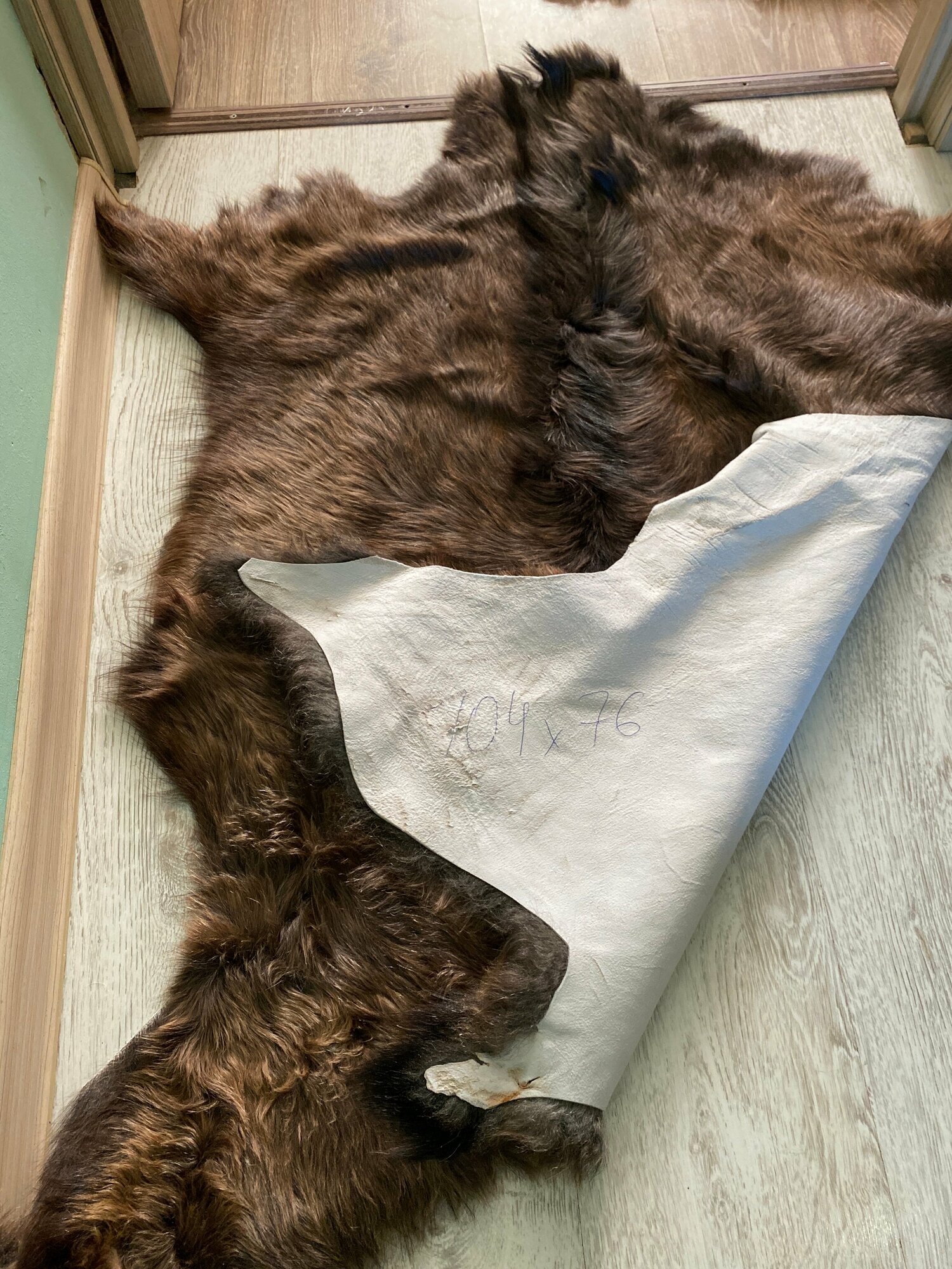 Шкура коврик меховой прикроватный пуховая коза 104х76 см.