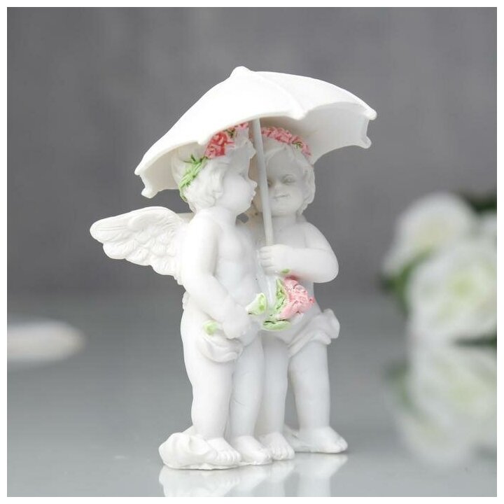 Сувенир полистоун "Ангелочки под зонтиком в розовых веночках" 8,5х6,7х6,5 см 2467796