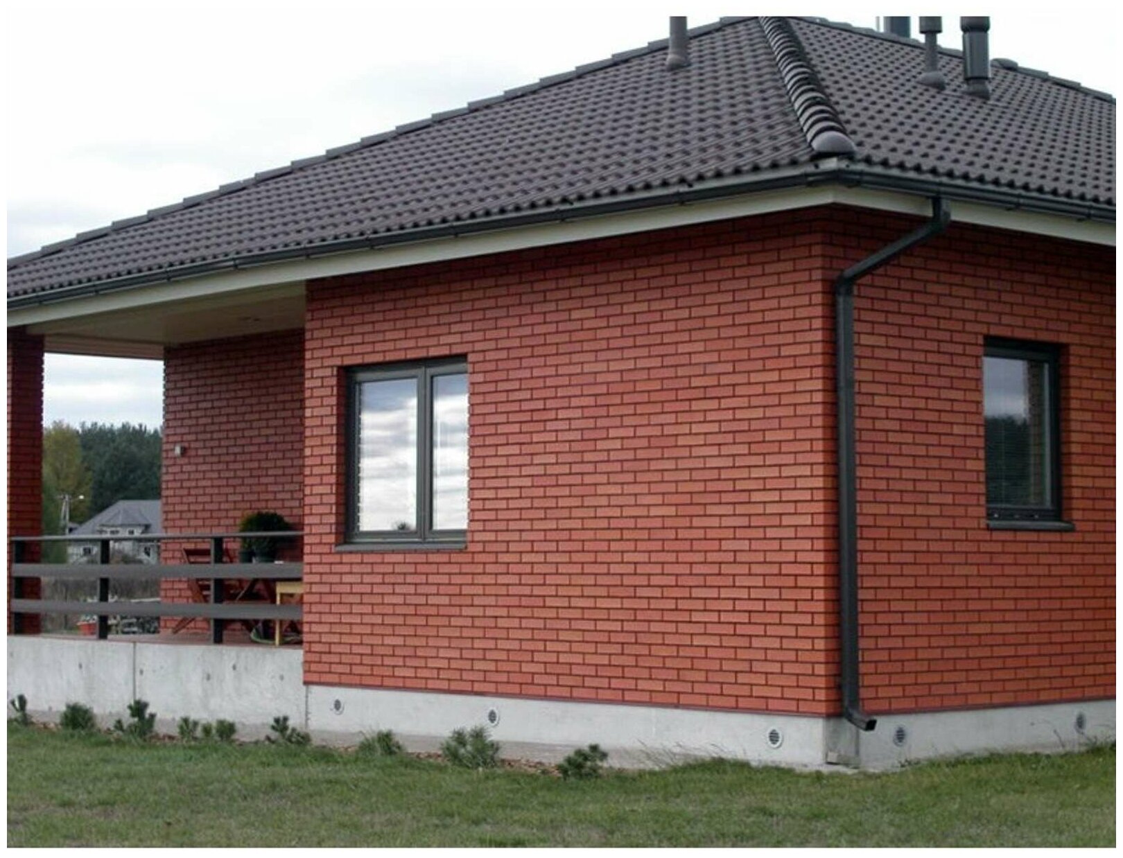 Дом из белого кирпича с черным швом