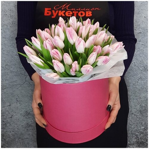 Тюльпаны розовые в шляпной коробке