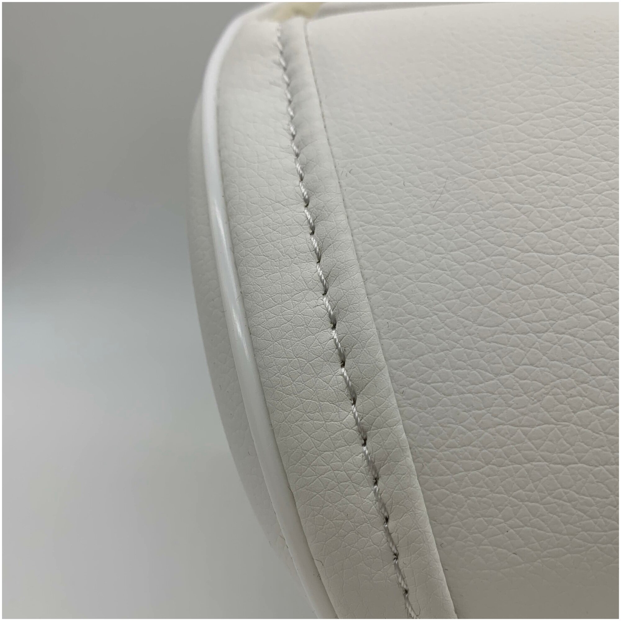 Белая автомобильная ортопедическая подушка для шеи на подголовник на сиденье. Белая декоративная строчка. Экокожа премиум класса.