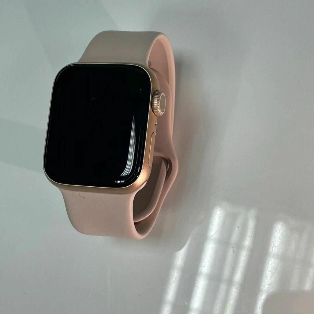 Умные часы Apple Watch Series 6, 44mm Золотая алюминиевая оболочка — фото 1