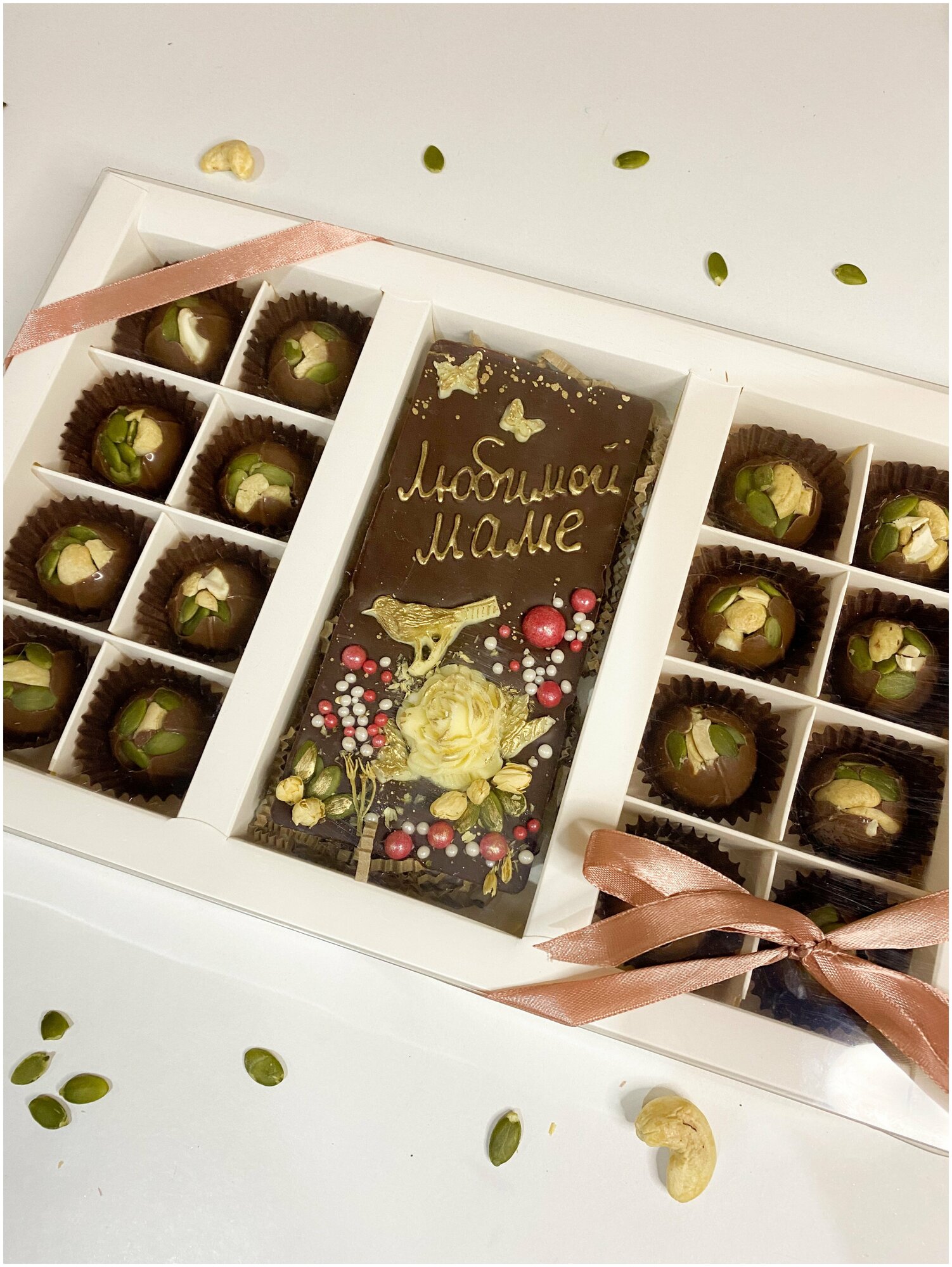Подарочный набор с надписью "Любимой маме", бельгийский молочный шоколад с орехом, 16 конфет и целая плитка шоколада, ручная работа, KPfoodo - фотография № 2