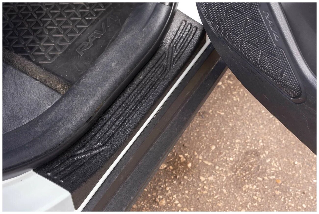 Накладки на внутренние пороги дверей Toyota Rav4 2019 - настоящее время