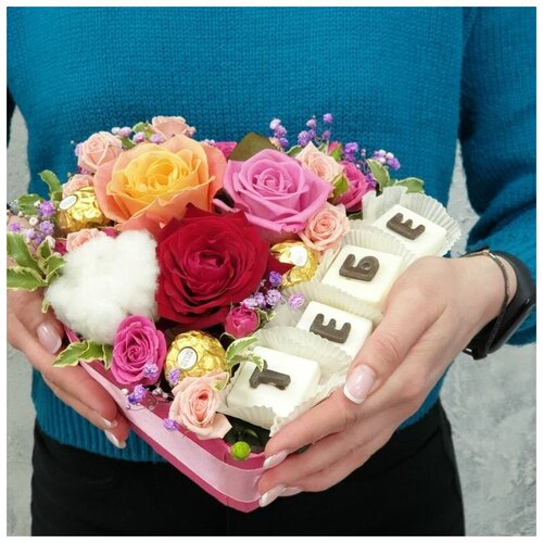 Милая коробочка-сердце из роз, хлопка и шоколадных букв тебе