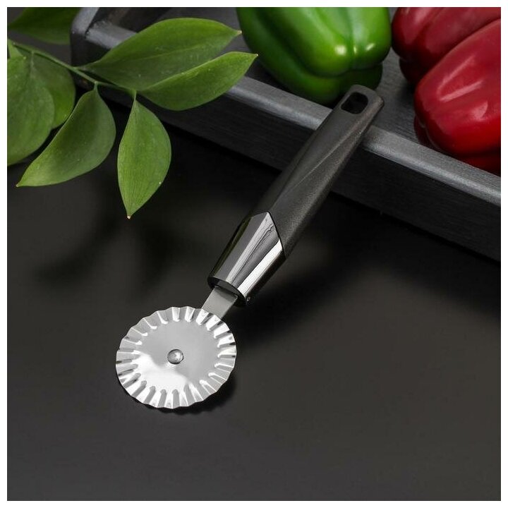 Нож для пиццы и теста Доляна «Хром», 20 см, ребристый, цвет чёрный (арт. 4593542)