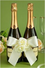 Украшение для двух бутылок шампанского жениха и невесты "Белые розы" в виде атласного банта айвори и латексных роз с жемчужными бусинами