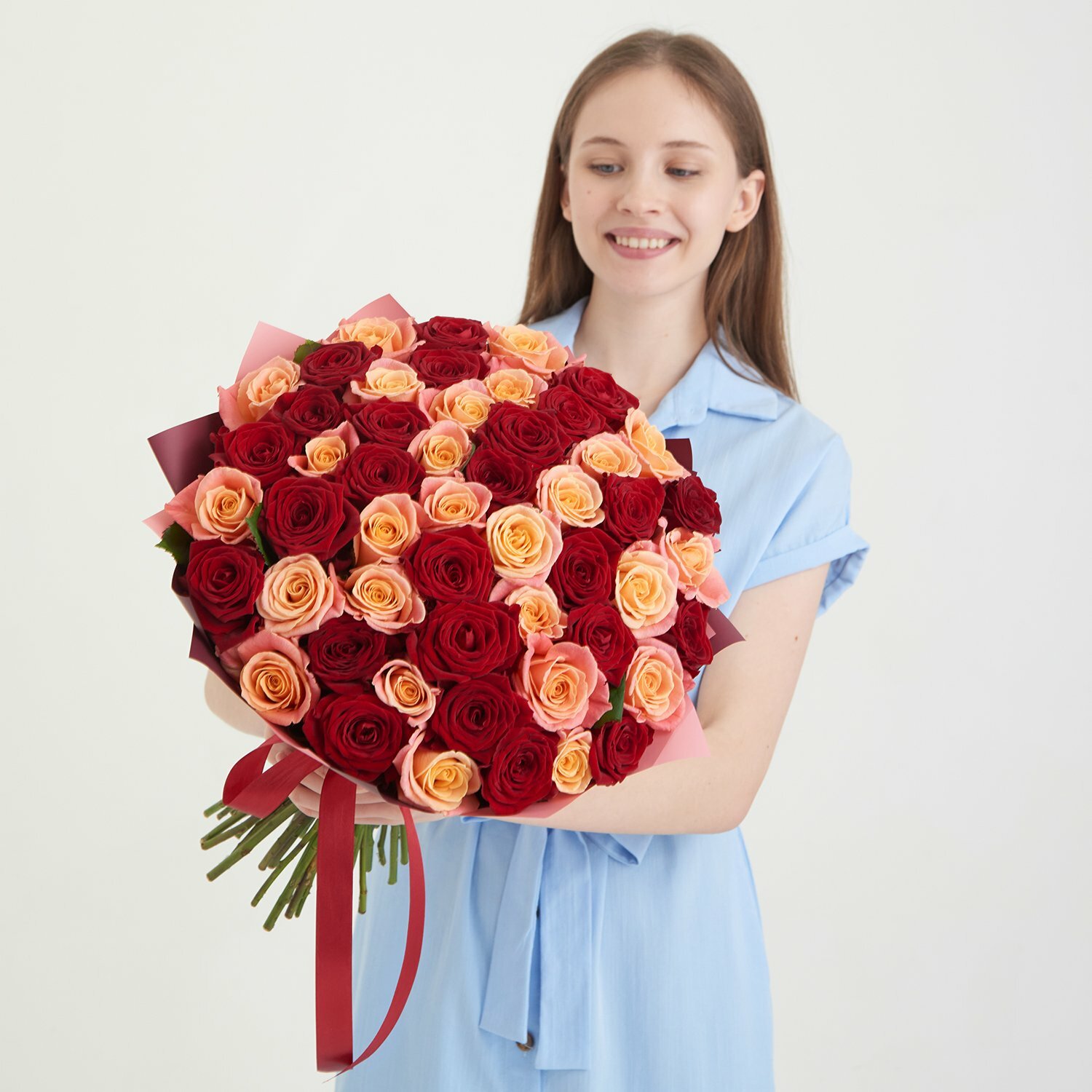 Букет живых цветов из 51-ой розы красного и персикового цвета Коралловый риф от Ласфлоре