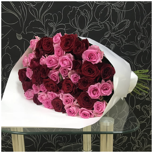 51 роза Ред Наоми и Ревиваль в белой упаковке 40 см