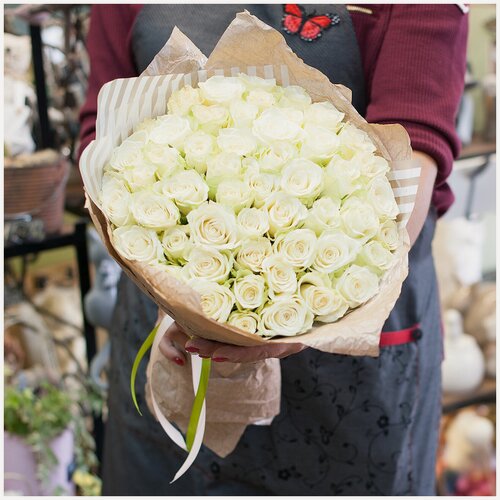 Изображение товара Букет Charlotte, 51 белая роза, круглый, высота 40см, в крафтовой бумаге