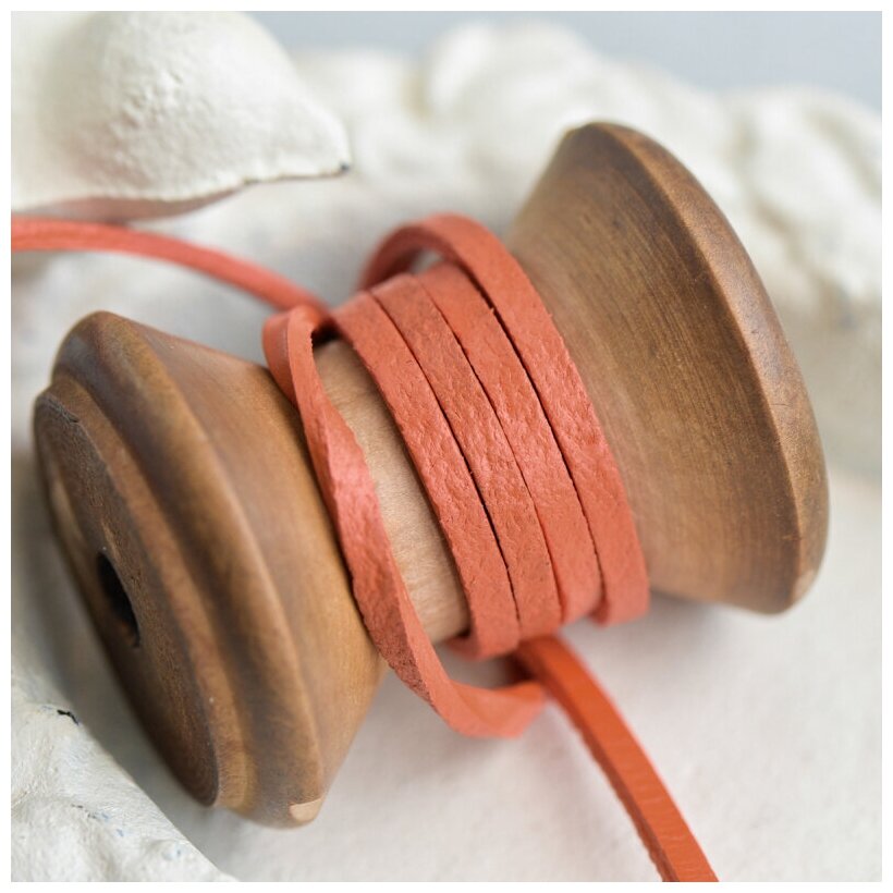 Шнур кожаный плоский 3х2 мм 3 метра для шитья / рукоделия / браслетов, цвет оранжево-красный