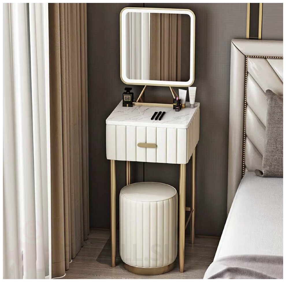Компактный туалетный столик шириной 40/50/60 см с золотыми ножками (молочный велюр ширина 40 см + пуфик + квадратное зеркало)