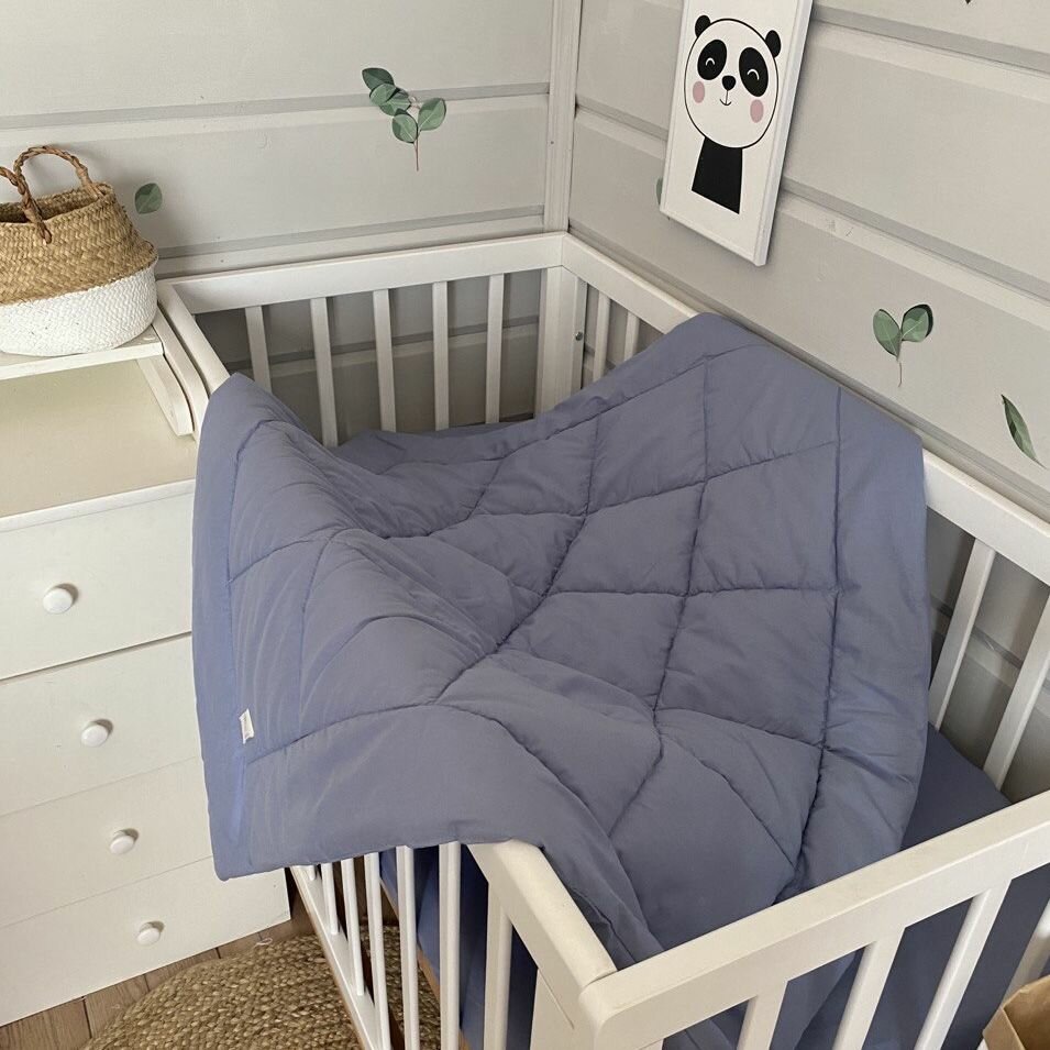 Одеяло стеганое в кроватку для новорожденного MamiBro, размер 90х110 см, 100% хлопок, синий