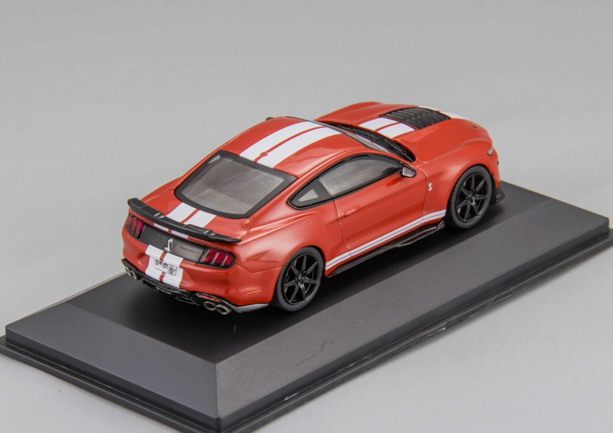Коллекционная масштабная модель 1:43 Ford Mustang Shelby GT500 Fast Track от Solido — фото 1