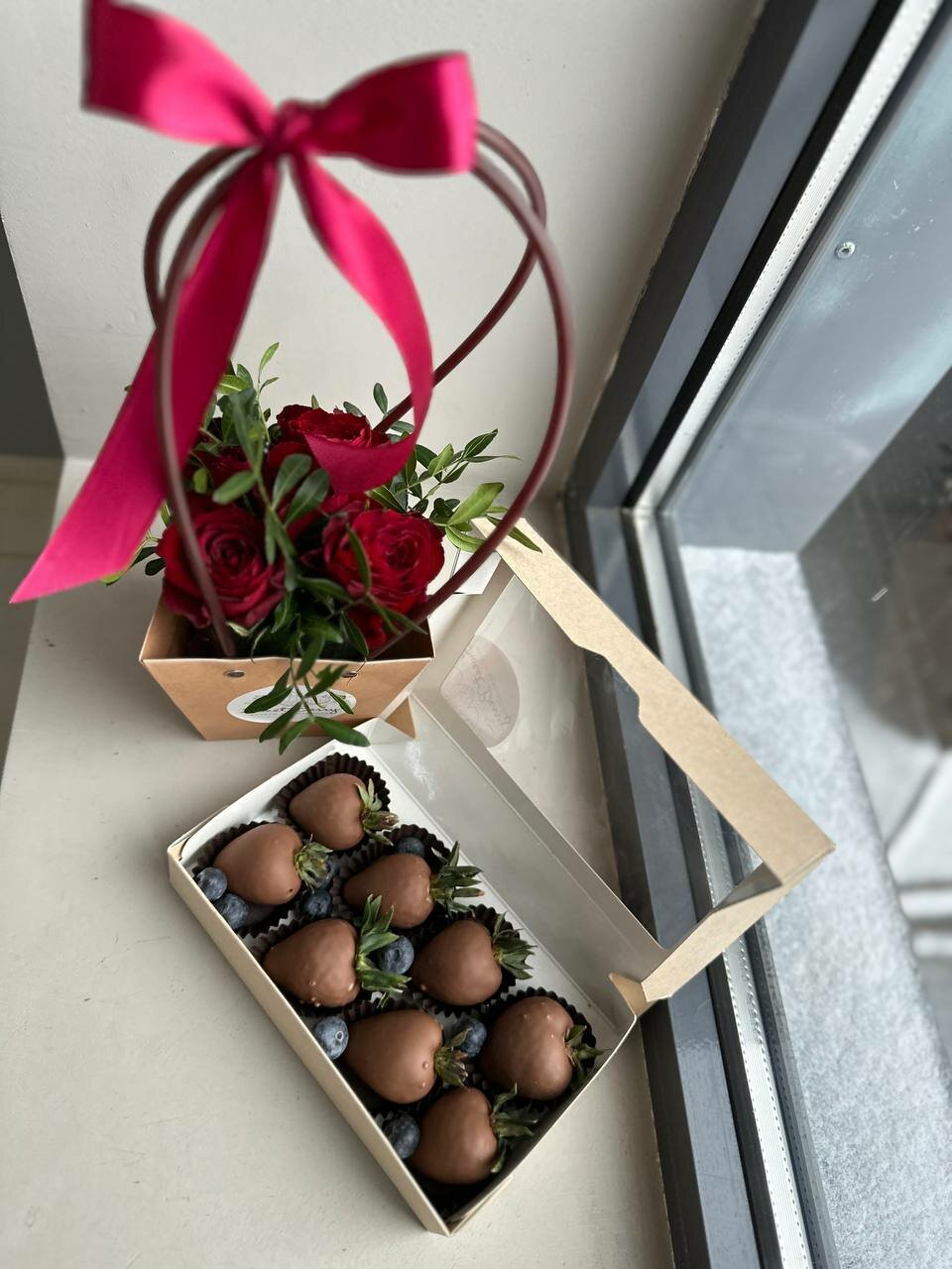 Композиция "Шарм Sweet Berry" из 5 красных роз и набор клубники в шоколаде