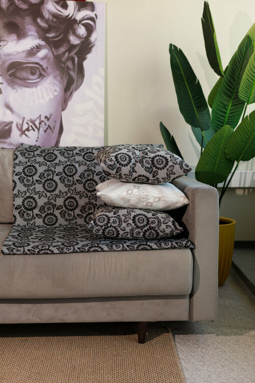 Подушка декоративная из гобелена 40х40см цветы серый