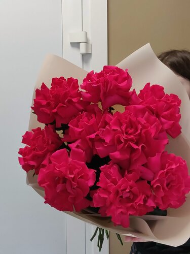 Изображение товара Шикарный объемный букет вишнёвых роз в авторской упаковке