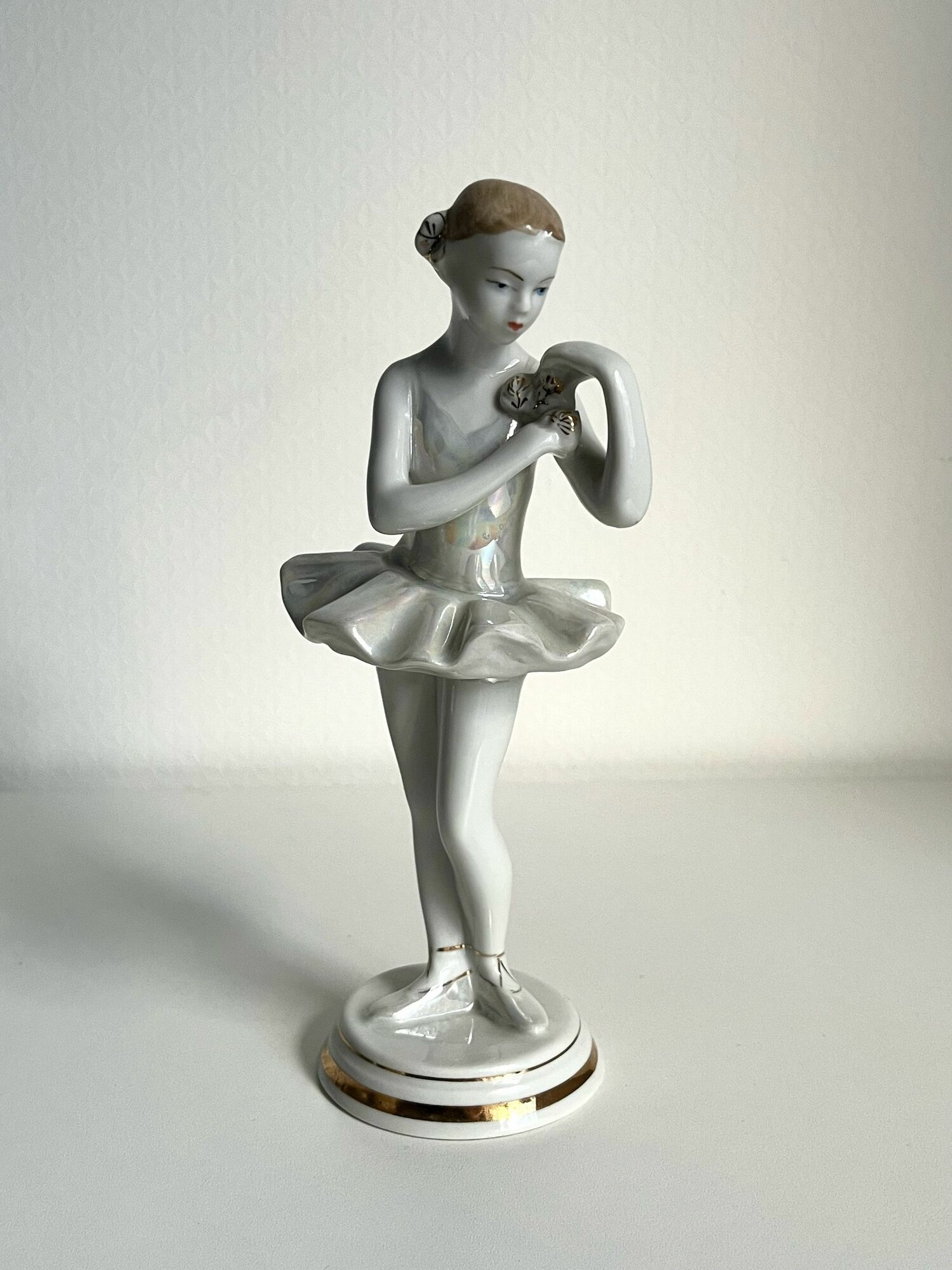 Статуэтка "Балерина с цветком" ДФЗ. Вербилки. Фарфор. СССР. Высота 20,5 см. Скульптор: Артамонова.