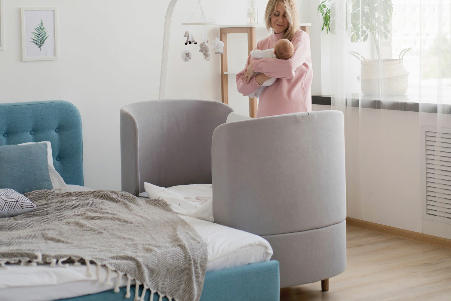 Логотипы сертификатов безопасности FSC и Oeko-Tex на упаковке кроватки Hoff